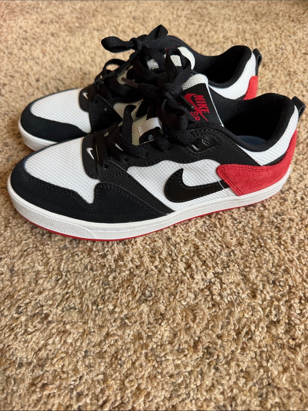 Nike Kids Black White Red Low-Top Sneakers